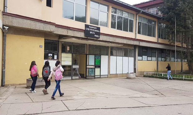 ФОТО: Ученица скочила са трећег спрата школе
